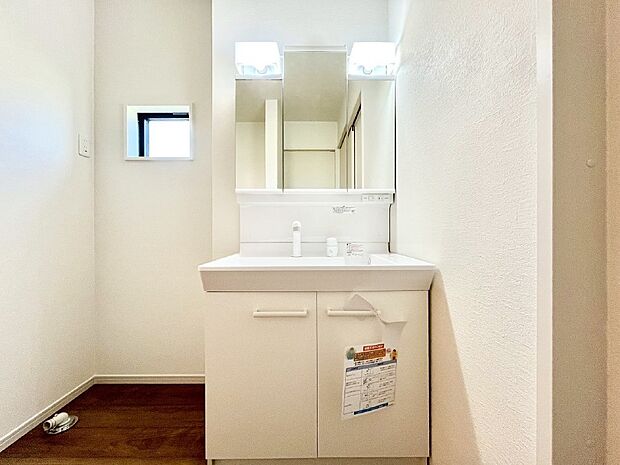 大きく見やすい三面鏡で清潔感ある洗面台は、身だしなみチェックや肌のお手入れにおすすめです。 