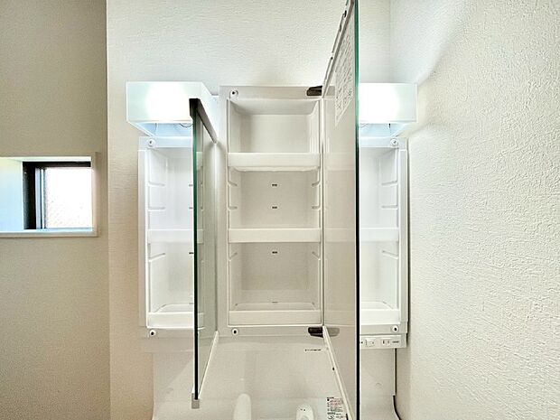 三面鏡の裏に、化粧品や衛生用品などを収納可能。洗面台をすっきりと保ちます!