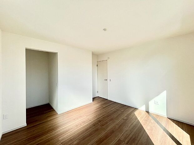 ウォークインクローゼットがあるお部屋!季節ごとの入れ替えも不要で便利です。