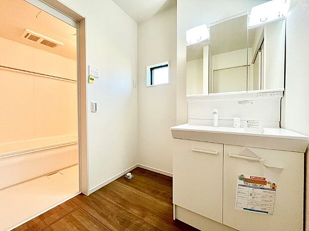 小窓がついているので湿気の多い場所でも換気が十分行えます。毎日の身支度を気持ち良く！