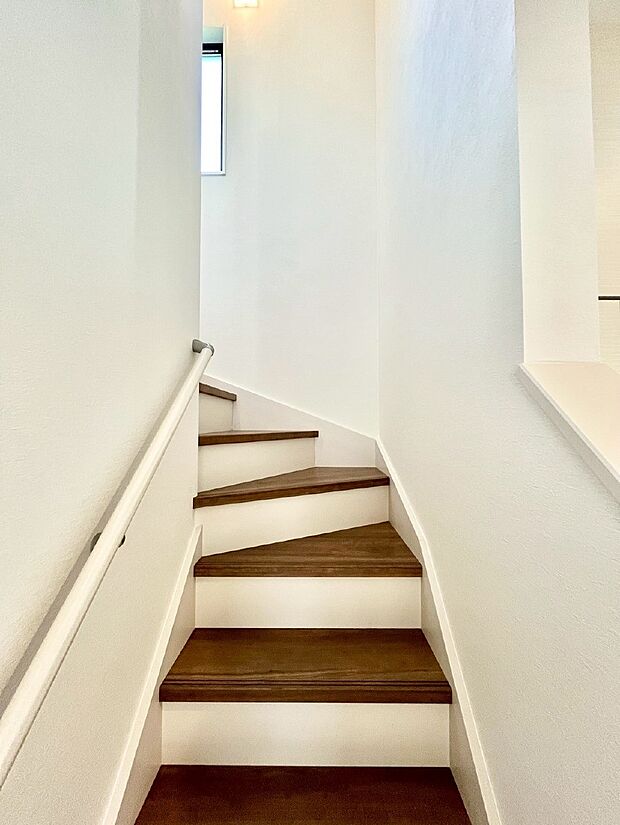 階段は手すり付きなので小さなお子さまやご高齢の方も安心です