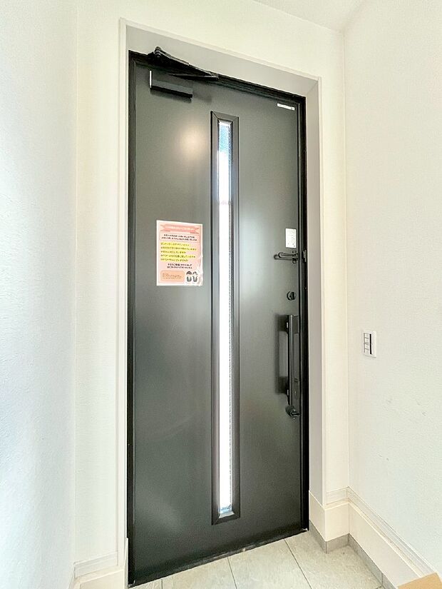 ガラススリットの入った玄関ドアが室内に光を届けてくれます