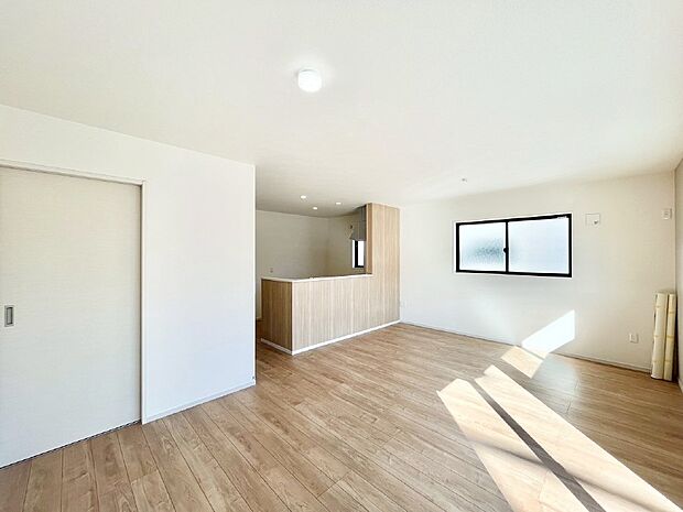 ナチュラルテイストの優しく柔らかい色使いのフローリングが素敵なリビングですね。