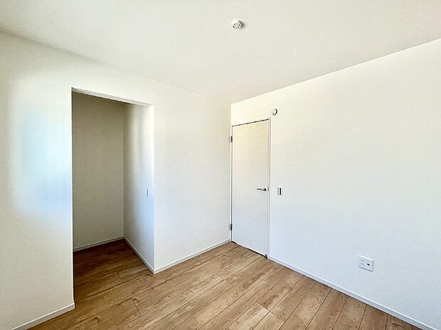 ウォークインクローゼットがあるお部屋。季節ごとの入れ替えも不要で便利です。 