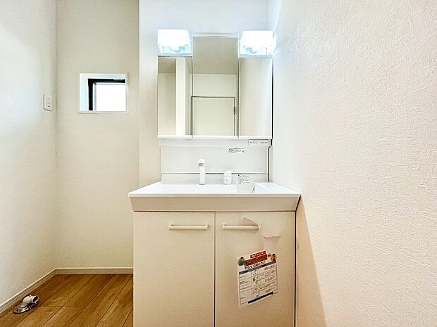 大きく見やすい三面鏡で清潔感ある洗面台は、身だしなみチェックや肌のお手入れにおすすめです。