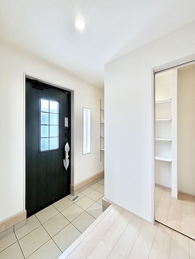 シューズインクローク付きの玄関。家族全員の靴や雨具などすっきり収納できます。