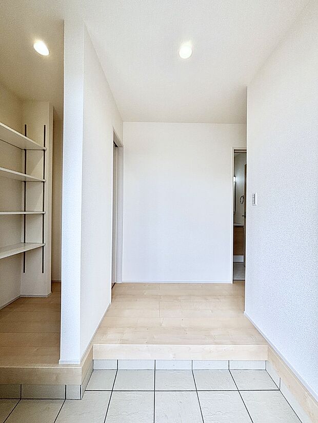 明るい玄関はお客様をお出迎えするのにぴったりです！ 