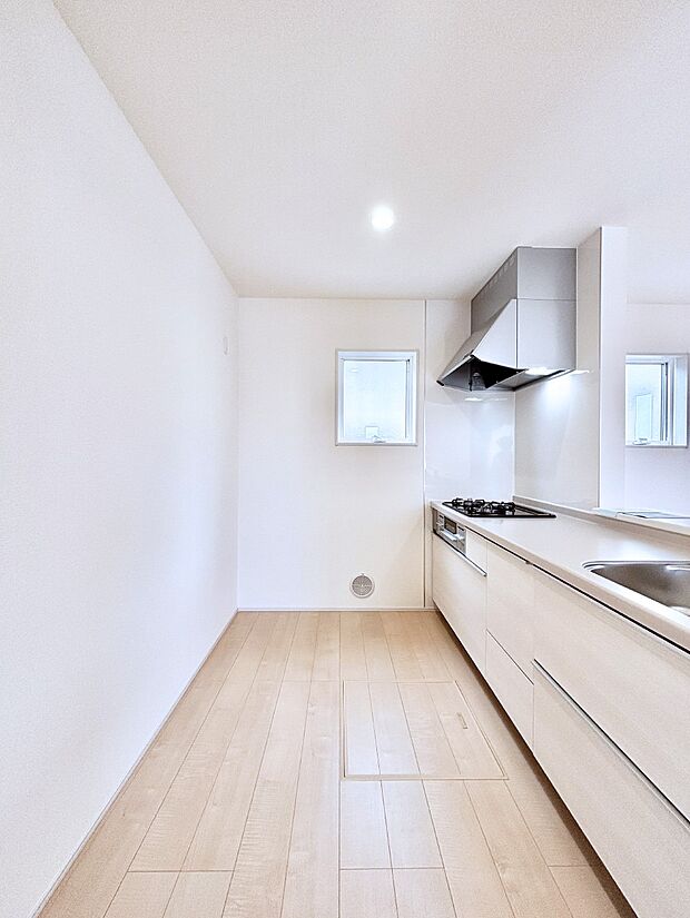 爽やかな風が通り抜けるキッチン。窓があるので明るく換気にも役立ちます。