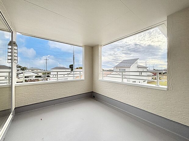 インナーバルコニーなので雨でも洗濯物を干す事が出来て、風通しがあるので乾きが良く、物干しスペースとして重宝します。 