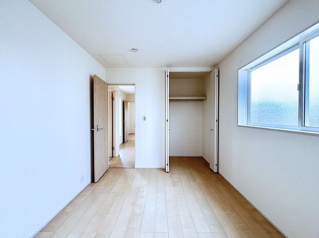 明るいバルコニーサイドに洋室を設置。目覚めの良い寝室に。 