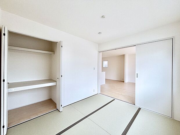 柔らかい畳の空間は、お子様の遊び場や来客時のおもてなしの場所として重宝します。 