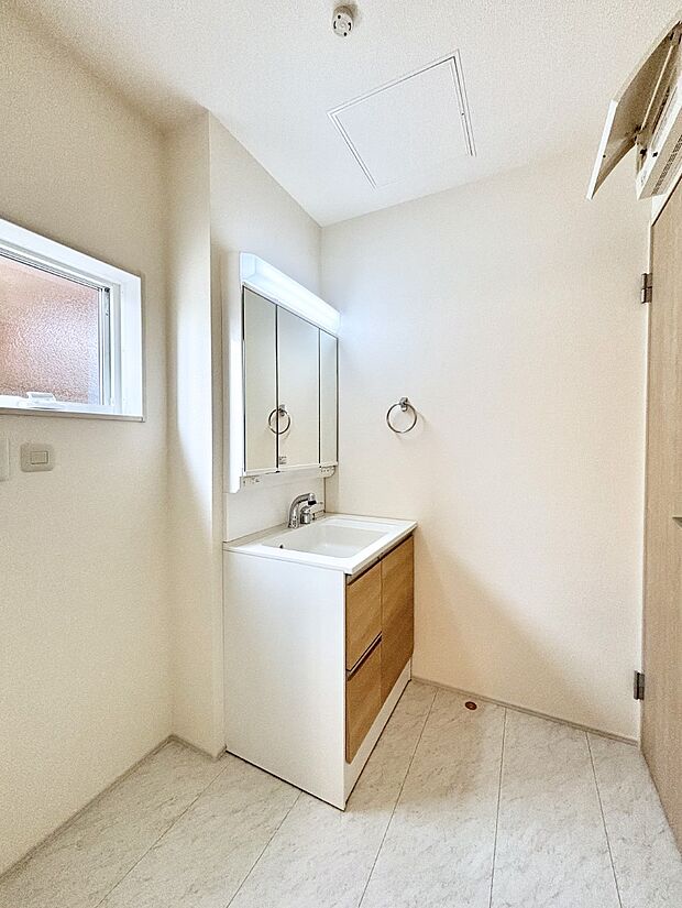 清潔感のある快適空間です。毎日の身支度も気持ち良くお使い頂けます。 