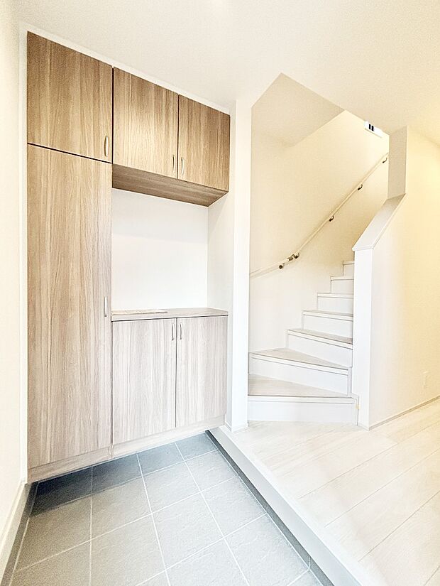 下駄箱はご家族の写真や季節のインテリアで飾り棚として演出できます