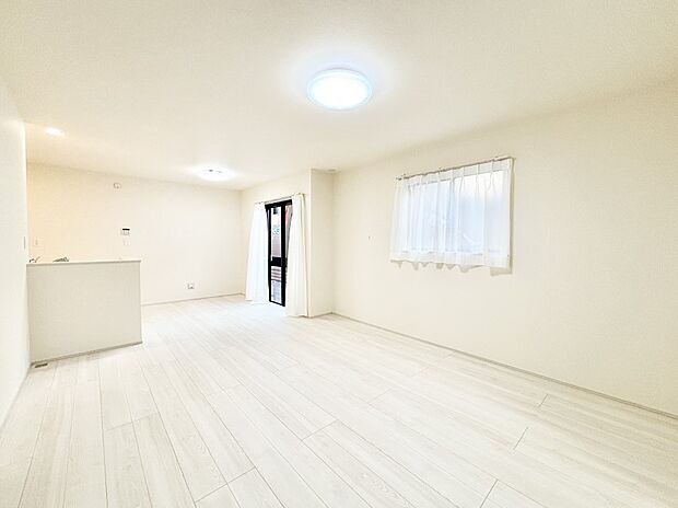 ご家族の賑やかな話し声で包まれる明るいリビング