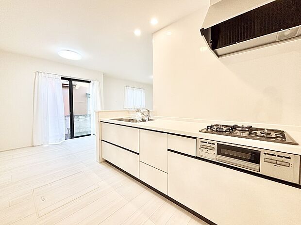 広々とした使い勝手の良いキッチンで日々のお料理も楽しくなりそう