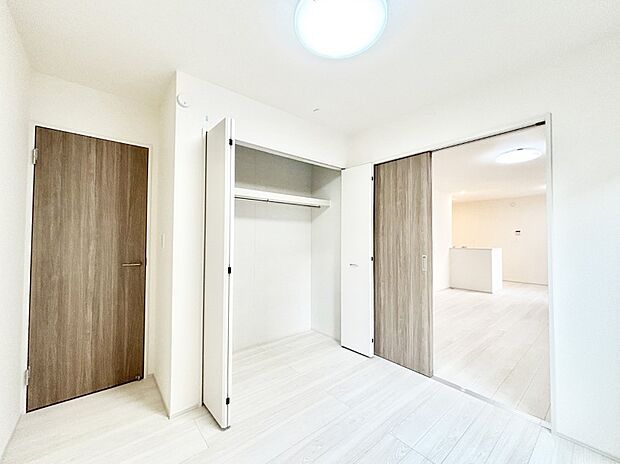 リビング隣接の洋室は個室としても利用できます