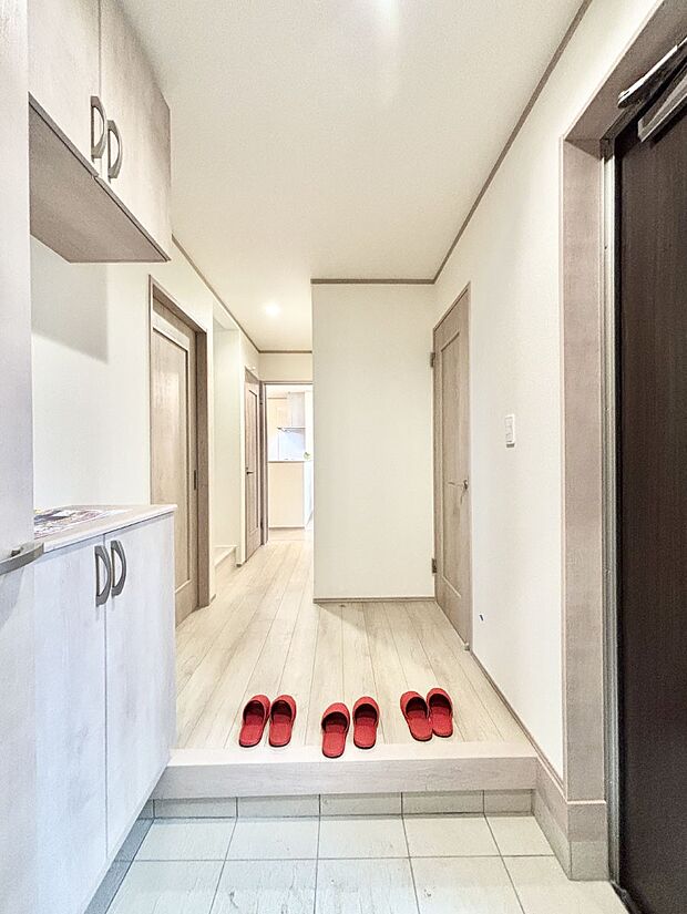 家族の帰宅やお客様をあたたかく迎える玄関  