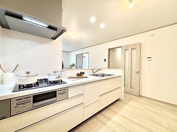 料理をしながらでもご家族との会話を楽しめる対面キッチン