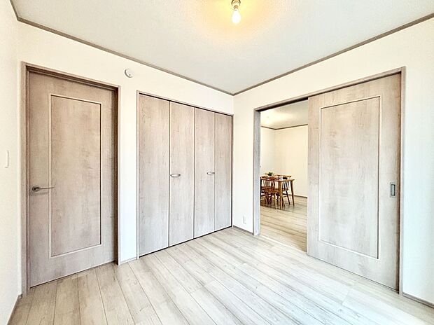 リビング横の洋室は引き戸を開ければリビングと一体に。閉じれば独立した洋室に。