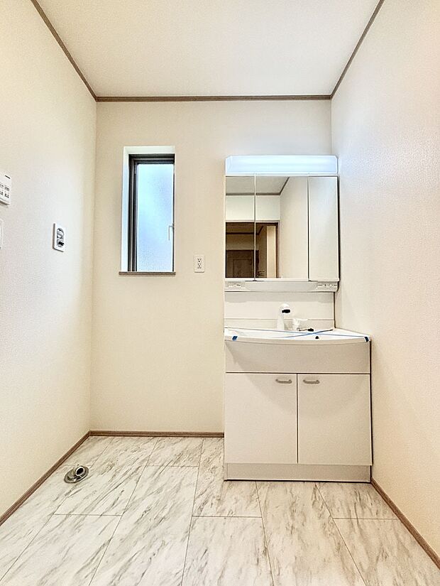 大きく見やすい三面鏡で清潔感ある洗面台は、身だしなみチェックや肌のお手入れにおすすめです。