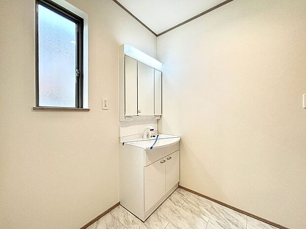 明るい洗面所は毎朝の身支度も楽しくできちゃいそうです。