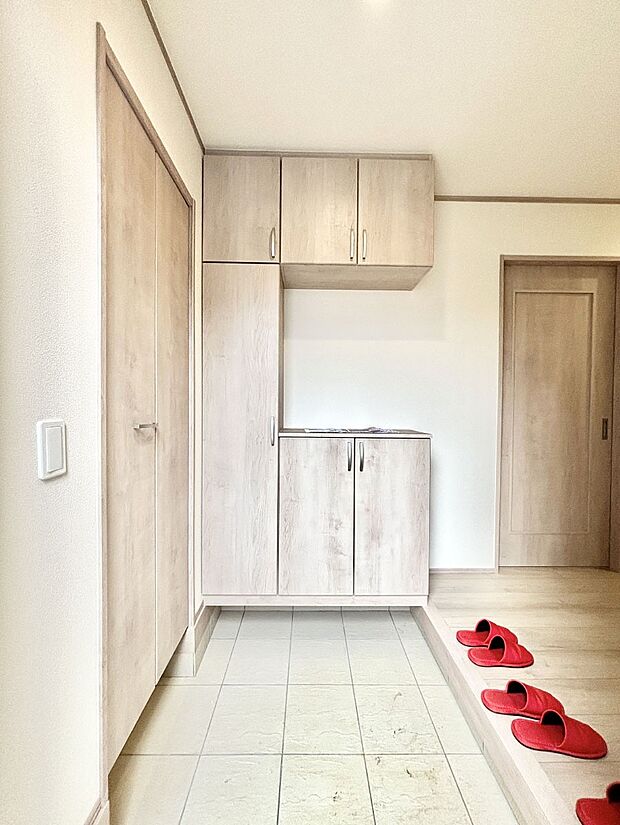 たっぷり収納できるシューズボックスで家族全員の靴も、玄関すっきり。  