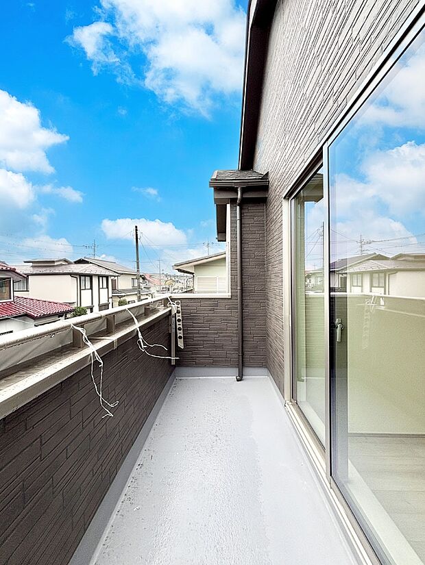 ゆったりバルコニーだから沢山お洗濯ものを干せます。