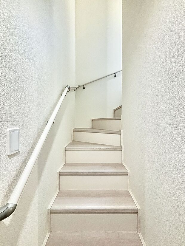 安全性を考慮し階段には手すりを設置しています