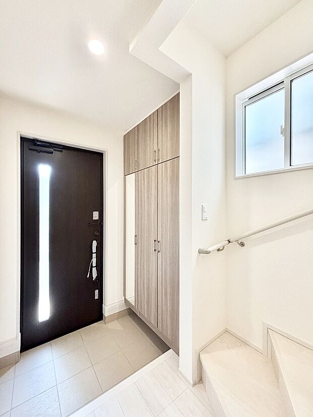 ガラススリットの入った玄関ドアが室内に光を届けてくれます