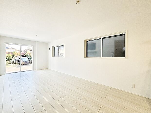 大きな窓からたっぷりの陽光と風を感じられるリビング