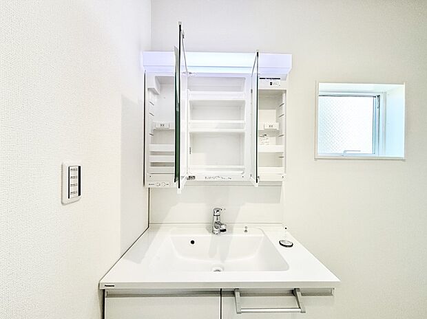 三面鏡の裏に、化粧品や衛生用品などを収納可能。洗面台をすっきりと保ちます！