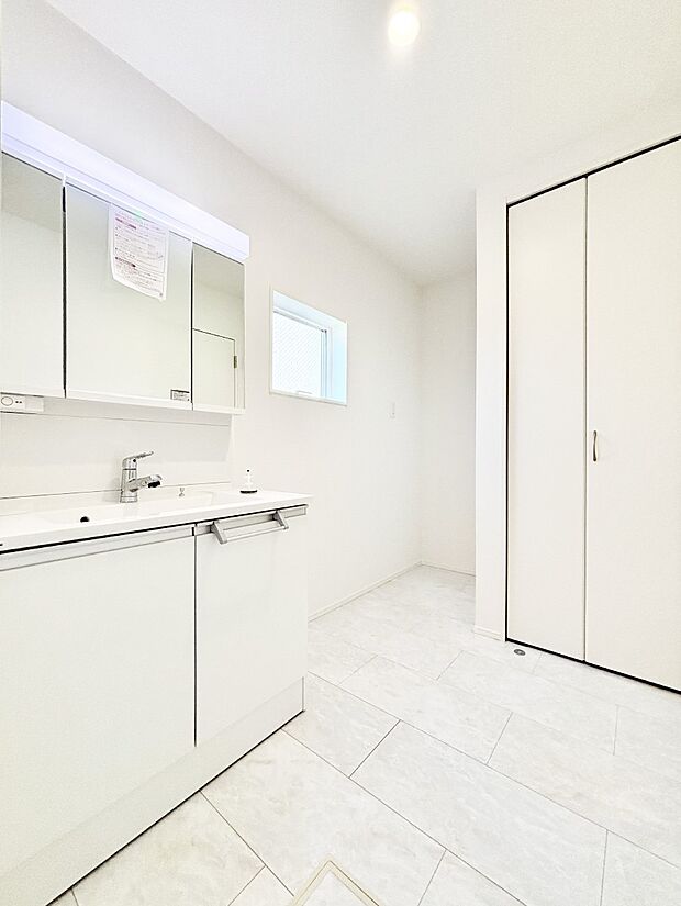 清潔感ある洗面化粧室で朝の身支度も快適