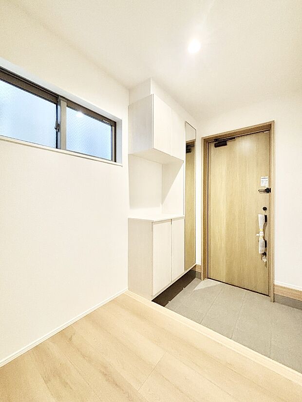 下駄箱はご家族の写真や季節のインテリアで飾り棚として演出できます