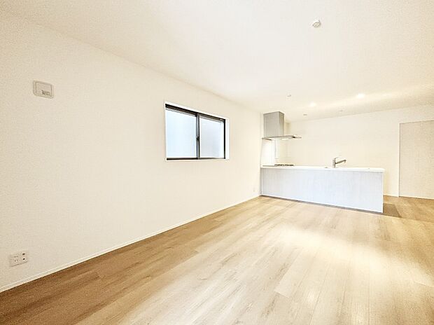 ご家族の賑やかな話し声で包まれる明るいリビング