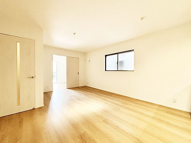 大きな窓からたっぷりの陽光と風を感じられるリビング