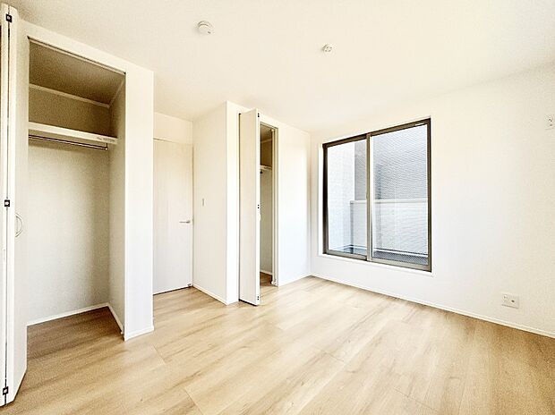 窓からのやさしい光が心地よいプライベートルーム