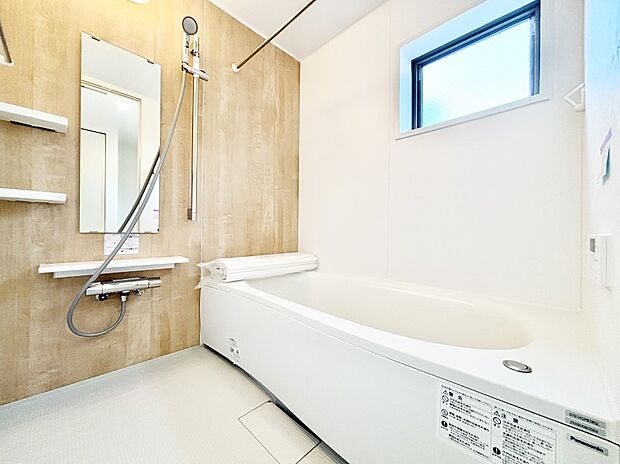 一日の疲れを癒してくれる明るい清潔感のあるバスルーム