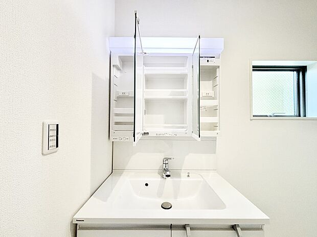 三面鏡の裏に、化粧品や衛生用品などを収納可能。洗面台をすっきりと保ちます!