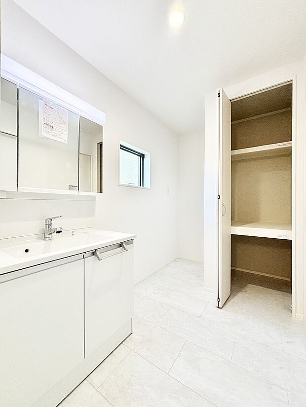 清潔感ある洗面化粧室で朝の身支度も快適