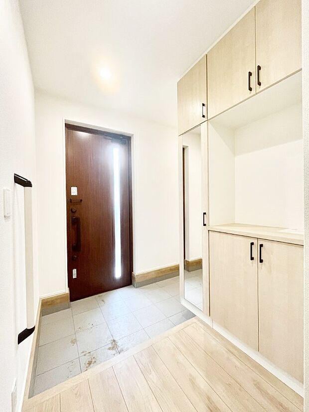 下駄箱はご家族の写真や季節のインテリアで飾り棚として演出できます