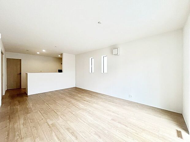 ご家族の賑やかな話し声で包まれる明るいリビング