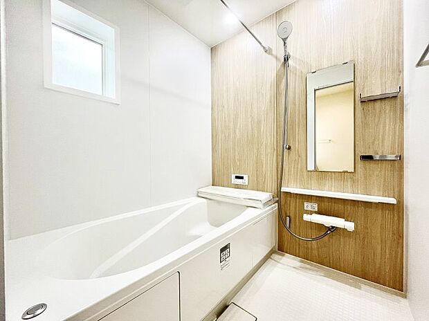 一日の疲れを癒してくれる明るい清潔感のあるバスルーム