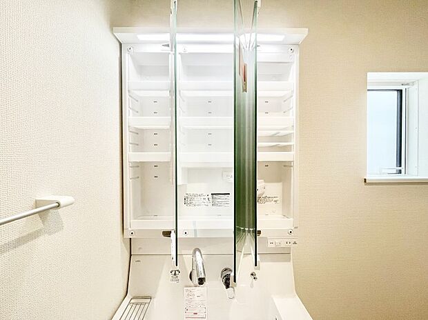 三面鏡の裏に、化粧品や衛生用品などを収納可能。洗面台をすっきりと保ちます！