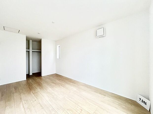 やさしい光がさしこむ居室はしっかり収納付き