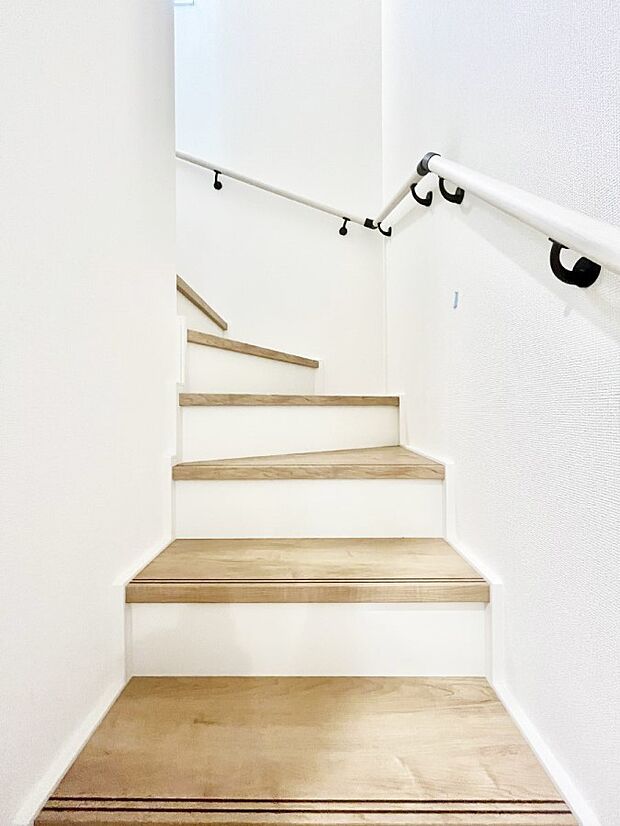 階段は手すり付きなので小さなお子さまやご高齢の方も安心です