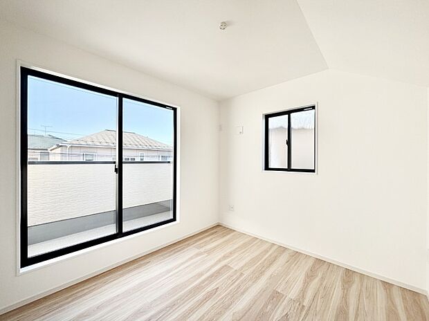 明るいバルコニーサイドに洋室を設置。目覚めの良い寝室に。 