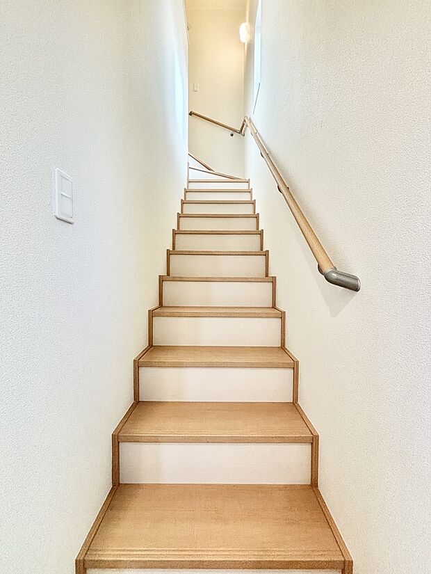 安全性を考慮し階段には手すりを設置しています