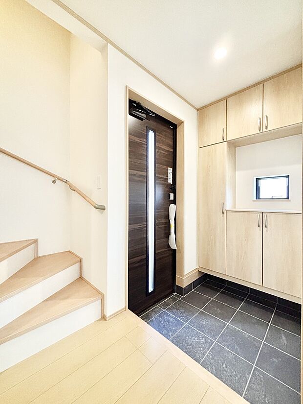 明るい玄関はお客様をお出迎えするのにぴったりです！ 