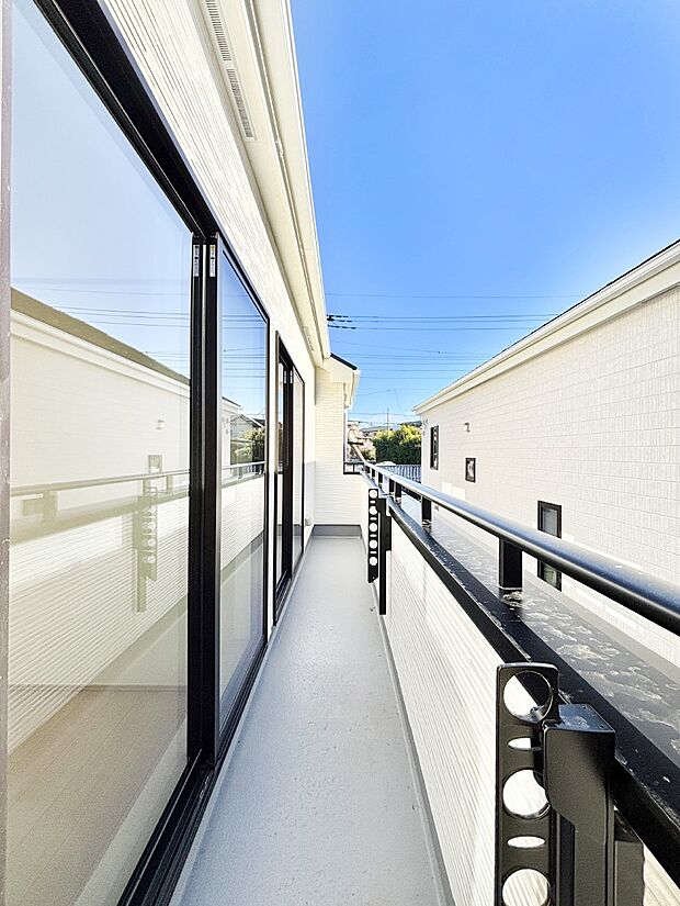 ゆったりバルコニーだから沢山お洗濯ものを干せます。