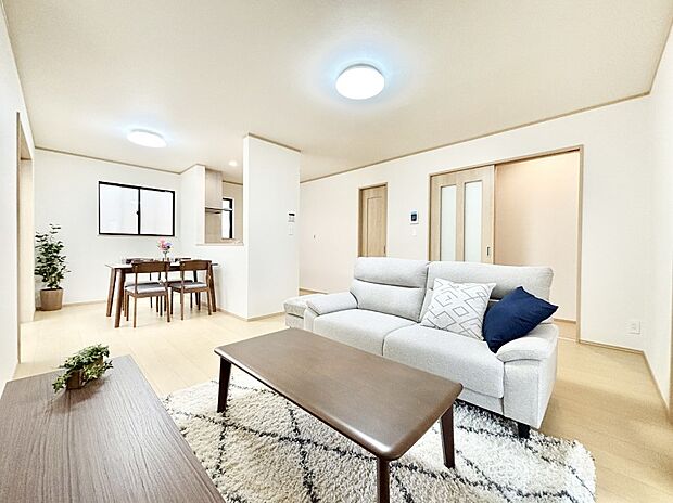 明るい陽光が注ぎ、寛ぎの雰囲気に満たされるダイニング。   